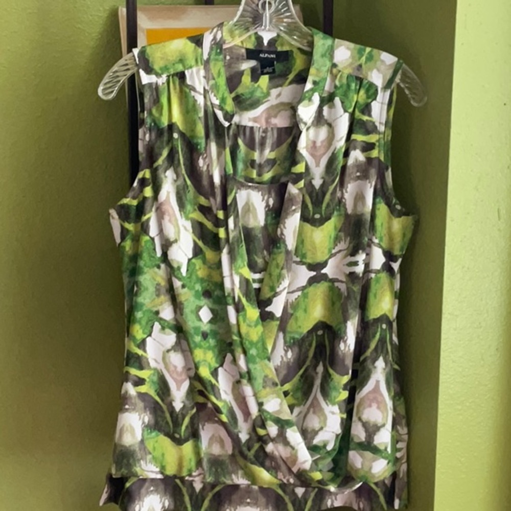 💖Alfani green taupe crew neck sleeveless top